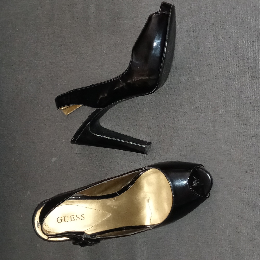 Guess peep to pumps